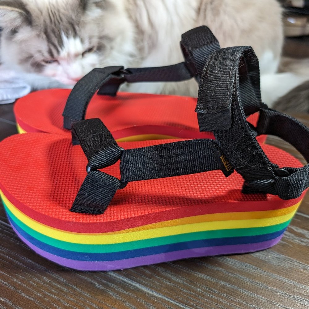 Teva Flatform Universal sandal in rainbow pride w/ black straps size 8 EUC